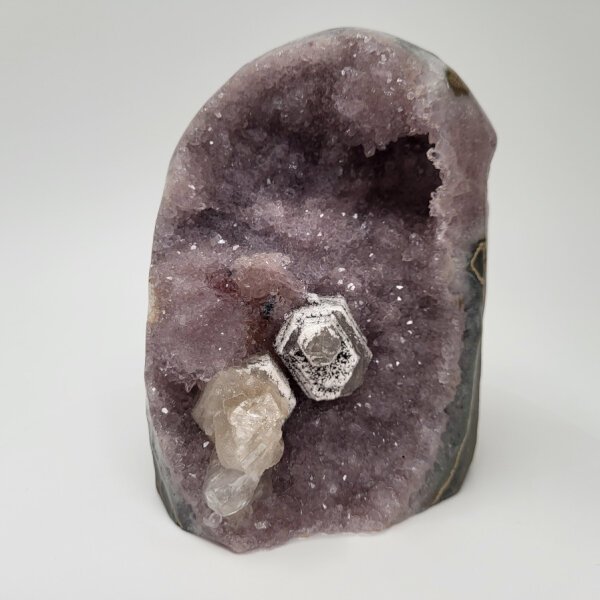 Seltene Amethyst Druse im Fliederton mit Calcite Kristall, 1500g, 12,5x9,5x10cm (9)