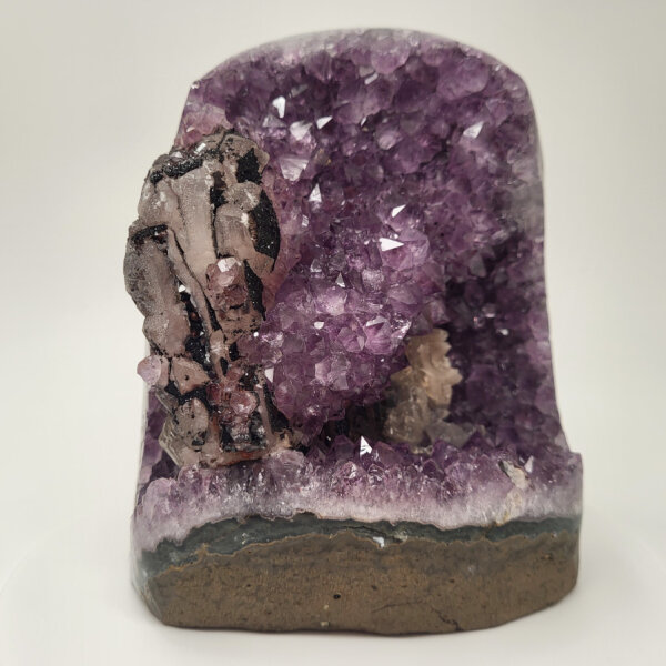 Amethyst Druse mit Calcite Kristall und Goethit, 3830g, 17x13,5x11,5cm (18)