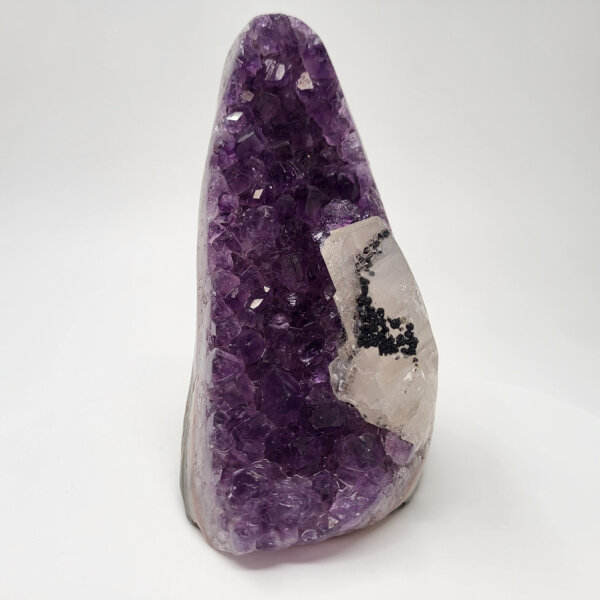 Amethyst Druse mit Calcite Kristall und Goethit, 1060g, 12,5x7x11cm (29)