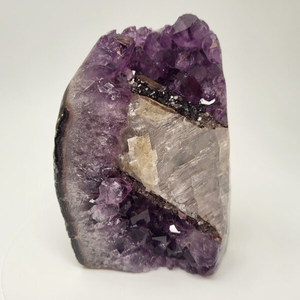 Amethyst Druse mit Calcite Kristall und Goethit, 1650g, 13x10x9cm (32)