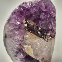 Amethyst Druse mit Calcite Kristall und Goethit, 1650g,...