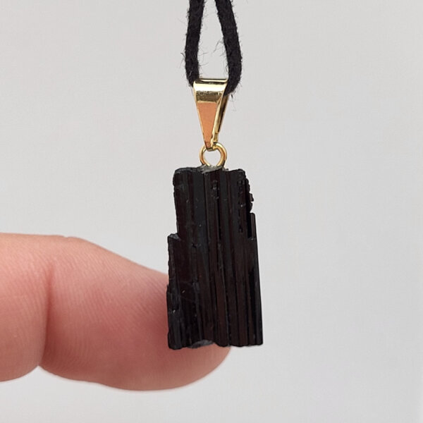 Turmalin Rohstein Anhänger vergoldet 0,3 µm