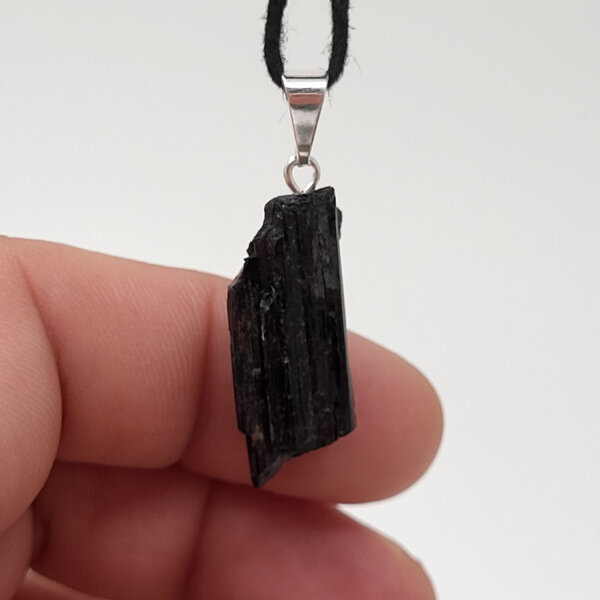 Turmalin Rohstein Anhänger versilbert 0,3 µm