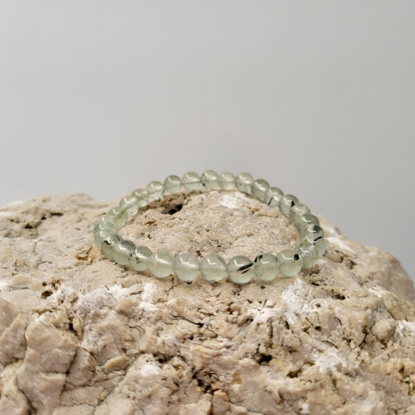 Prehnit "scharze Härchen" Armband rund 6mm